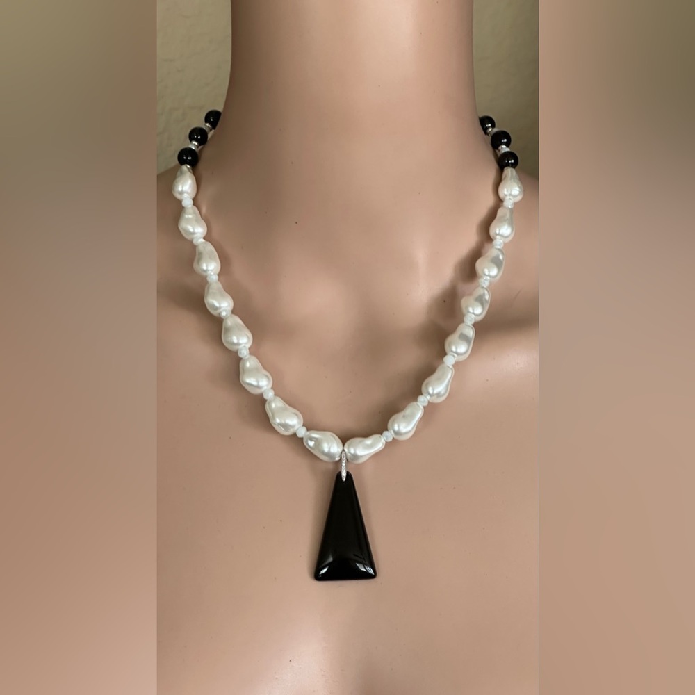 20-1/2 inch White Shell Pearl Baroque bead Necklace NWOT